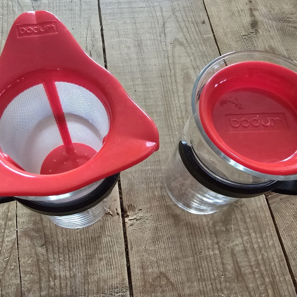 Two 8 oz. New Bodum Chambord Tea Cups, Infuser and Lid - Picture 2 of 4